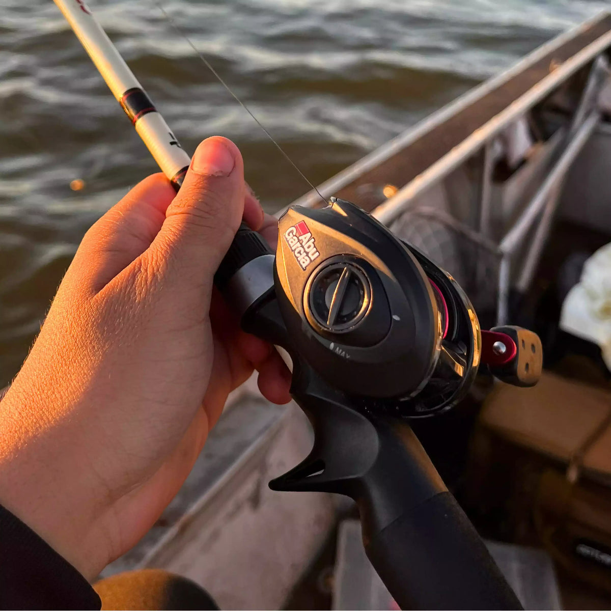 Carretilha Abu Garcia BLACK MAX3  ANTI-CABELEIRA + ÓCULOS SHIMANO DE BRINDE